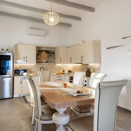 Ble Oneiro Crystal Villa Adámas